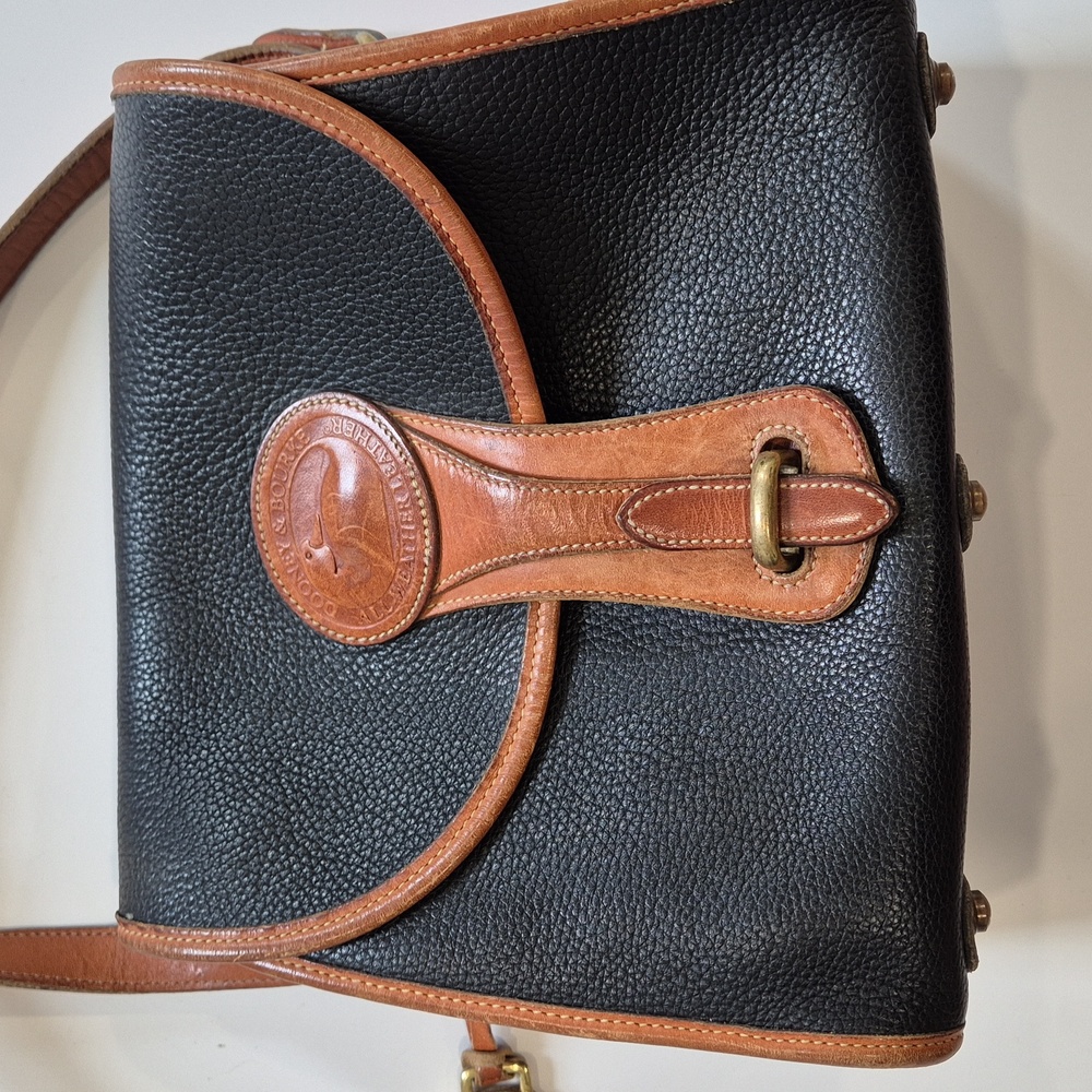 Vintage Classic Black and Tan Leather Shoulder Bag Crossbody Bag - Picture 4 of 17